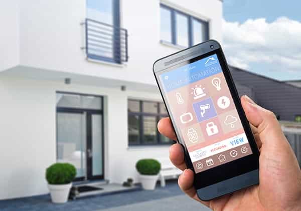 Haus_mit_Smartphone Smarthome - Zugangskontrolle